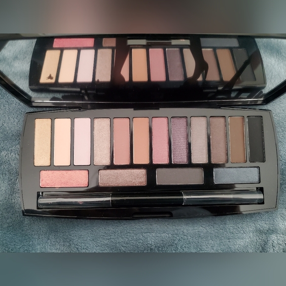 Lancome AUDACITY in Paris eyeshadow palette - Picture 5 of 5